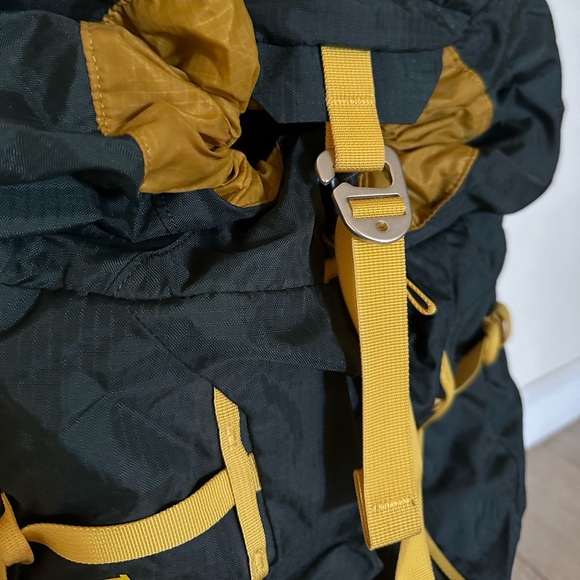 PATAGONIA ASCENSIONIST 35L CARBON & YELLOW HIKING BOOKBAG - Picture 9 of 12
